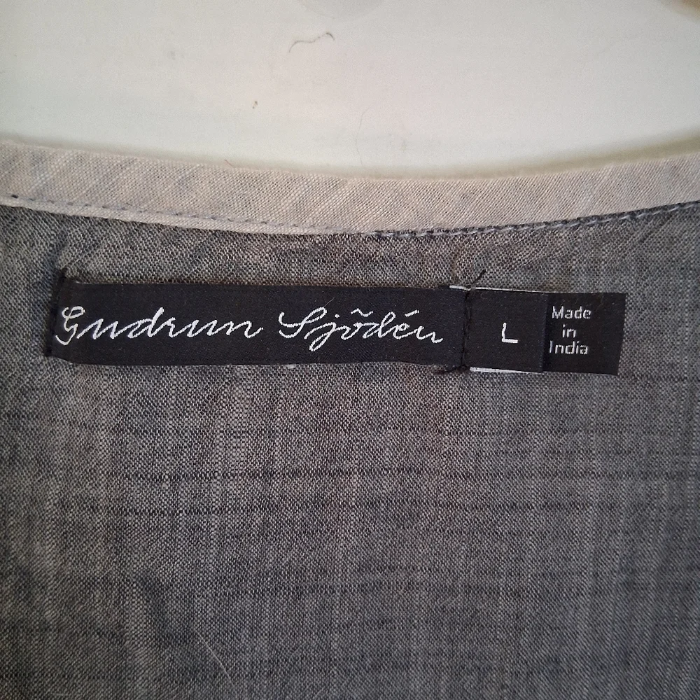 Gudrun Sjoden Gray Sleeveless Organic Cotton Top with Floral Embroidery - Picture 7 of 11